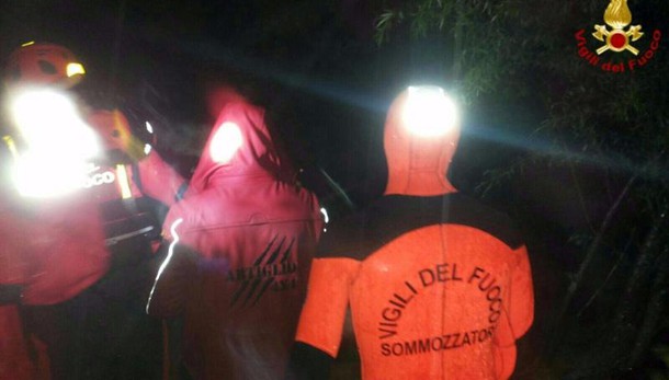 Forti piogge, salvate 8 persone da vvf