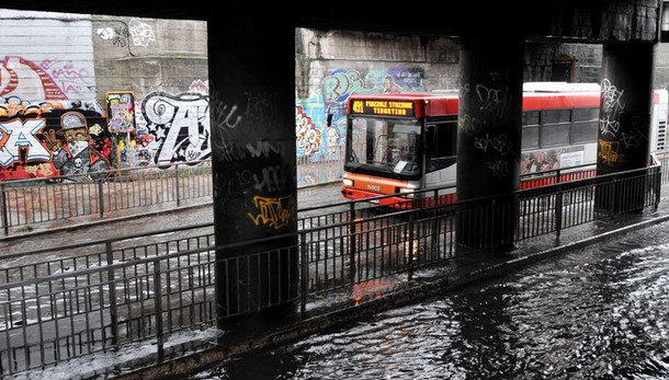 Perde controllo bus, grave conducente
