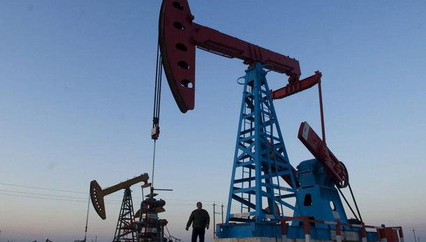 Petrolio: scende ma resta sopra 45 dlr