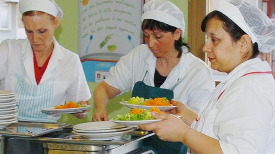 Nelle scuole di Como la “crociata” delle mamme «Via l’insalata dal menù» Nelle scuole di Como la “crociata” delle mamme «Via l’insalata dal menù»