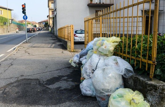 Como sacchi della raccolta differenziata non raccolti ad Albate Como sacchi della raccolta differenziata non raccolti ad Albate