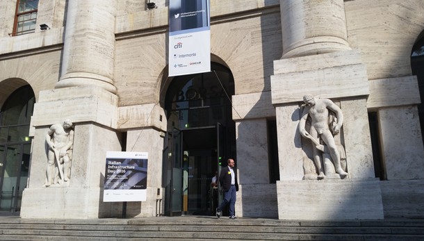 Borsa, Milano apre in rialzo (+0,43%)