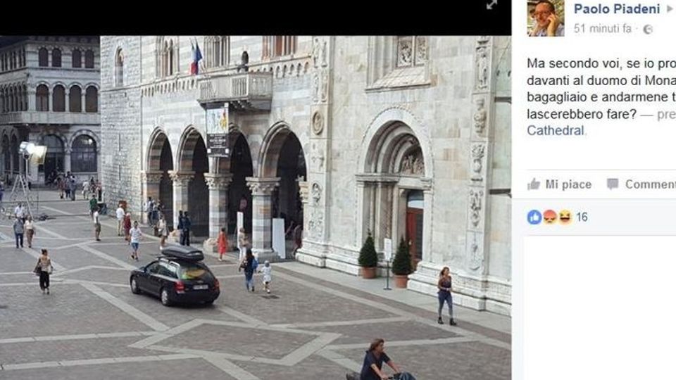 Con l’auto in piazza Duomo La denuncia su facebook Con l’auto in piazza Duomo La denuncia su facebook