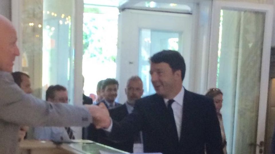 Renzi all’Ambrosetti: l’arrivo e il saluto al concierge (guarda il video) Renzi all’Ambrosetti: l’arrivo e il saluto al concierge (guarda il video)