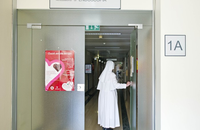 L’accesso al corridoio “1A”, sul quale si affacciano gli ambulatori di endoscopia e cardiologia
