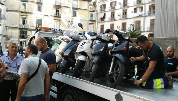 A Napoli caccia agli scooter dei clan