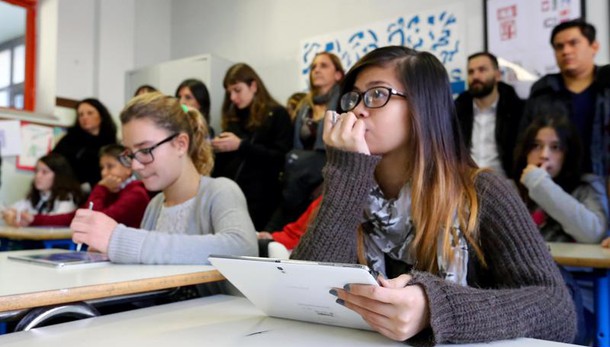 Crolla intonaco a scuola, feriti 13enni