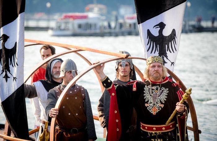 Como Palio del Baradello lo sbarco del Barbarossa che arriva in città a bordo di una Lucia