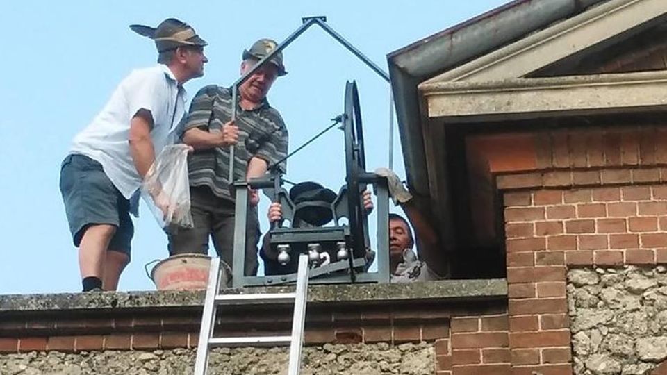 Lomazzo, la campana del cimitero Sistemata dal Gruppo degli alpini Lomazzo, la campana del cimitero Sistemata dal Gruppo degli alpini