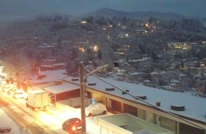 Traffico bloccato in via per San Fermo