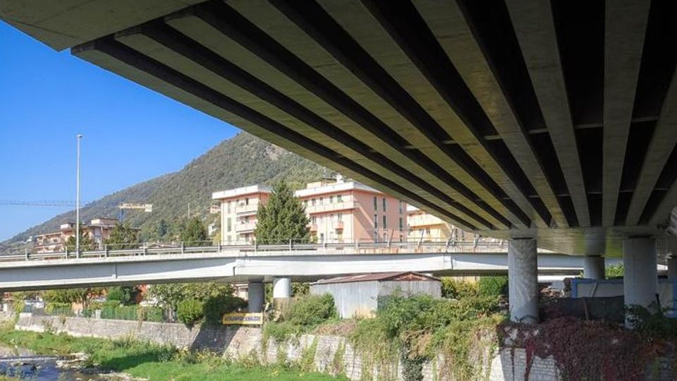 «Crepa sul cavalcavia di Cernobbio» Il Comune chiama, l’Anas tace «Crepa sul cavalcavia di Cernobbio» Il Comune chiama, l’Anas tace