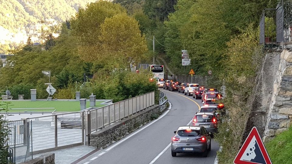 Laglio, dopo tre giorni di caos l’Anas si accorge del semaforo Laglio, dopo tre giorni di caos l’Anas si accorge del semaforo