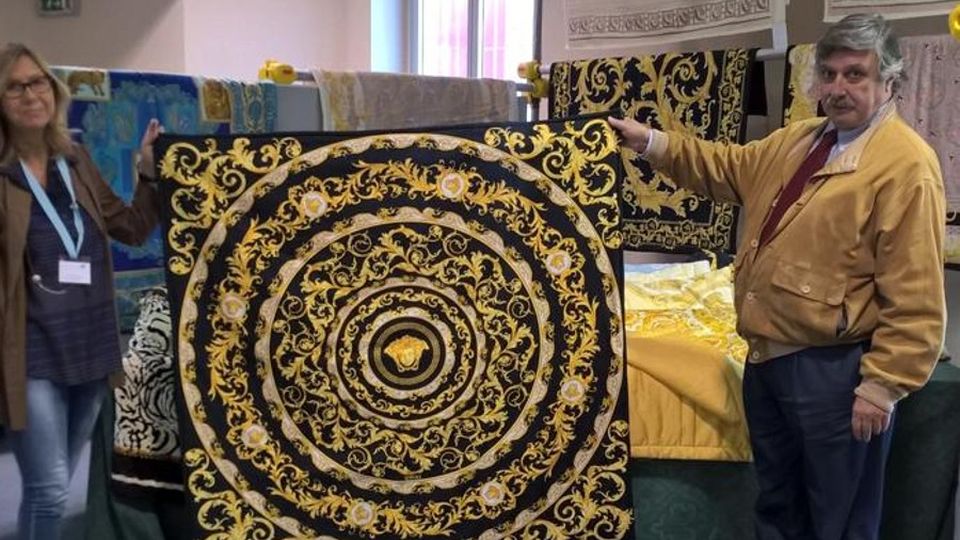Stampe Versace e mobili Compri tesori e fai del bene Stampe Versace e mobili Compri tesori e fai del bene