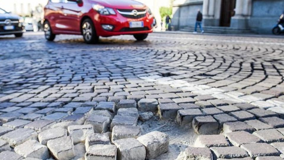 Via Milano, pericolo per il porfido Via Milano, pericolo per il porfido