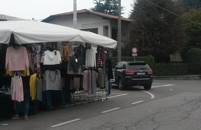 olgiate comasco, auto con targa svizzera in divieto di sosta in via milano