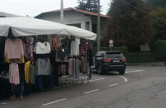 olgiate comasco, auto con targa svizzera in divieto di sosta in via milano olgiate comasco, auto con targa svizzera in divieto di sosta in via milano