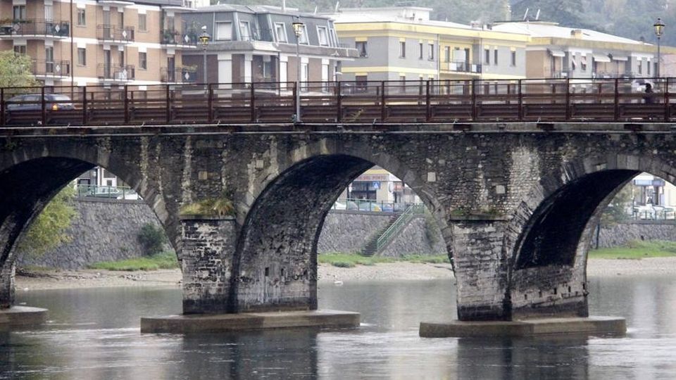 Nuove luci sul Ponte Vecchio Chiusura parziale per tre settimane Nuove luci sul Ponte Vecchio Chiusura parziale per tre settimane
