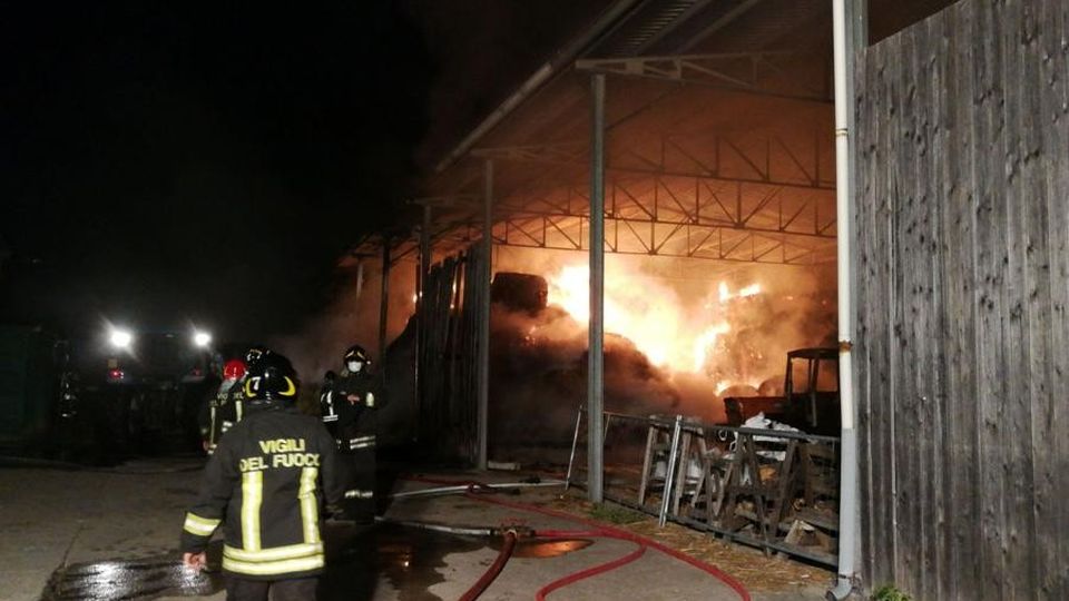Guanzate, incendio in un capannone Guanzate, incendio in un capannone