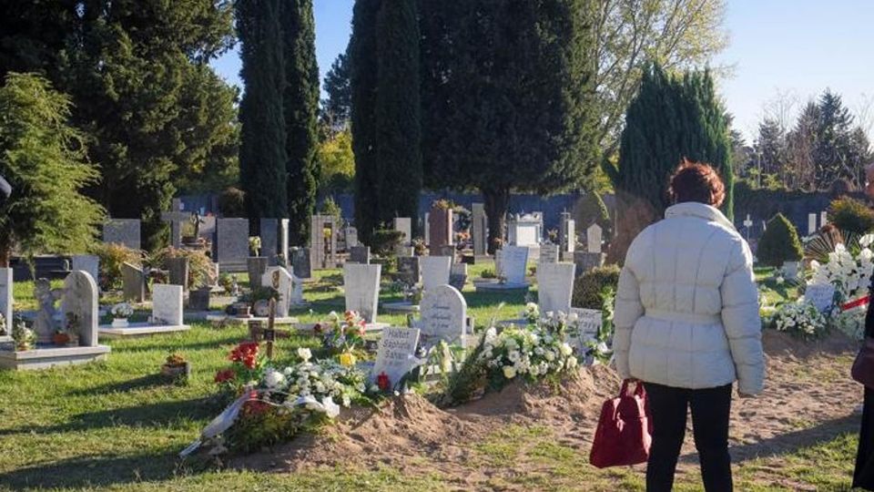 Ieri tanti i comaschi a pregare dove riposano i quattro fratellini Ieri tanti i comaschi a pregare dove riposano i quattro fratellini