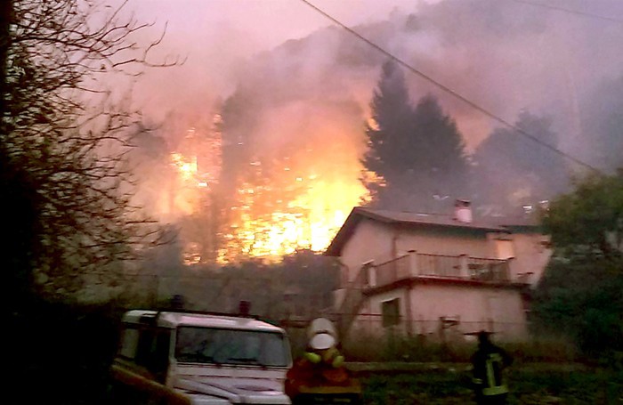 Una delle baite minacciate dal grande incendio