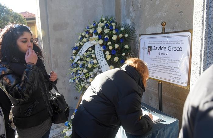 La firma di una conoscente di Davide sul registro posizionato all’esterno della chiesa