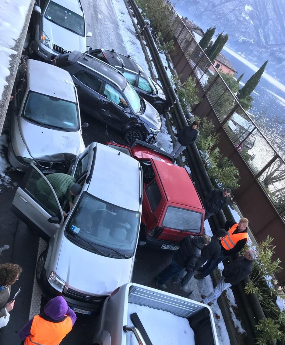 Un’altra inquadratura del groviglio di auto