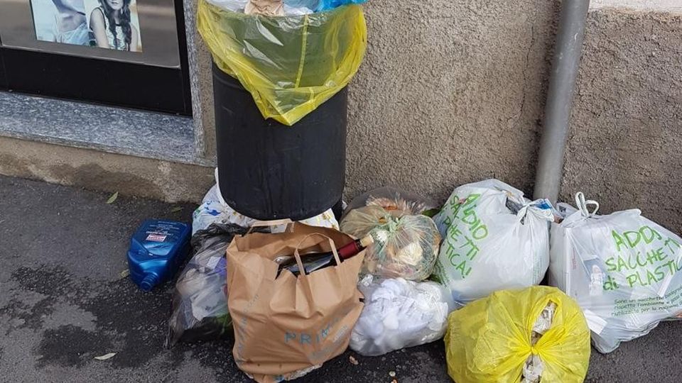 Lomazzo, troppi rifiuti abbandonati Una telecamera contro i “furbetti” Lomazzo, troppi rifiuti abbandonati Una telecamera contro i “furbetti”