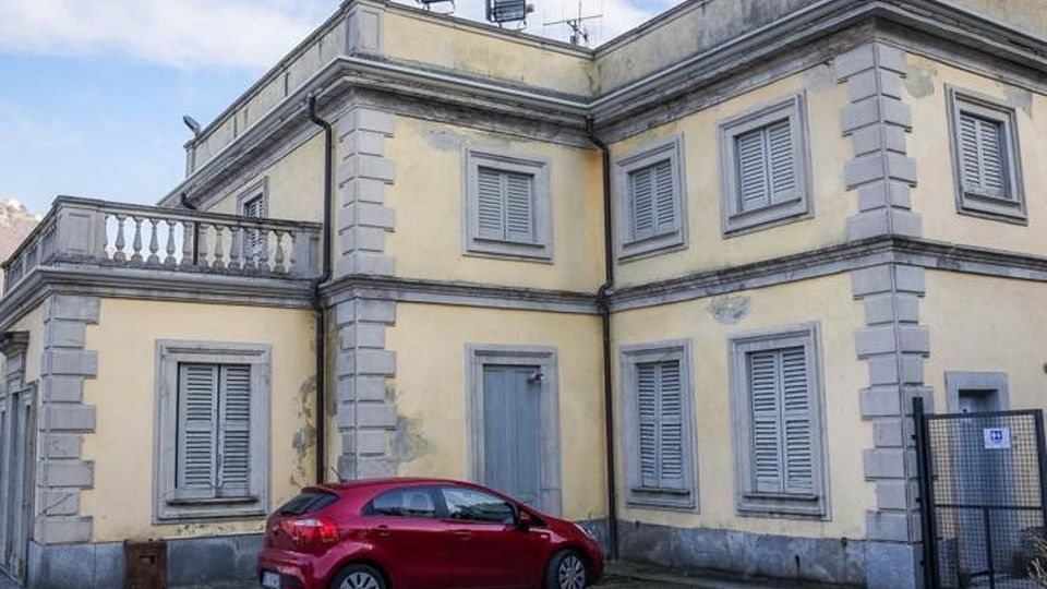 Vigili a Villa Olmo Nella casa del custode trovato un abusivo Vigili a Villa Olmo Nella casa del custode trovato un abusivo
