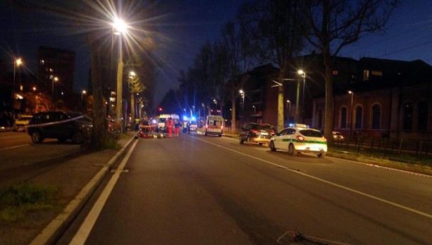 Moto investe pedone, tre morti a Torino