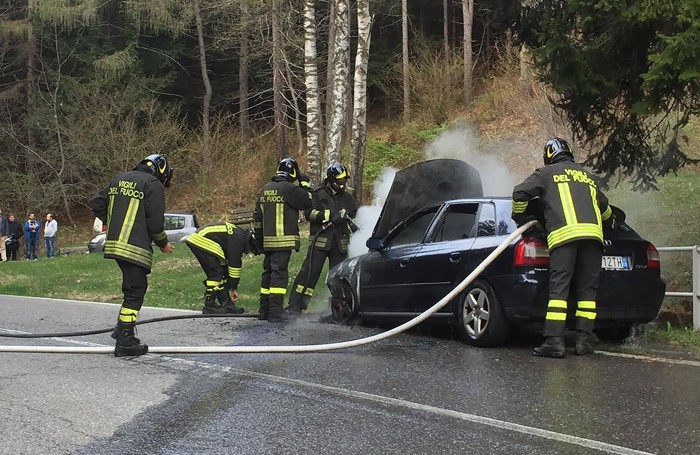 L’intervento dei vigili del fuoco lungo la strada che porta al Pian del Tivano