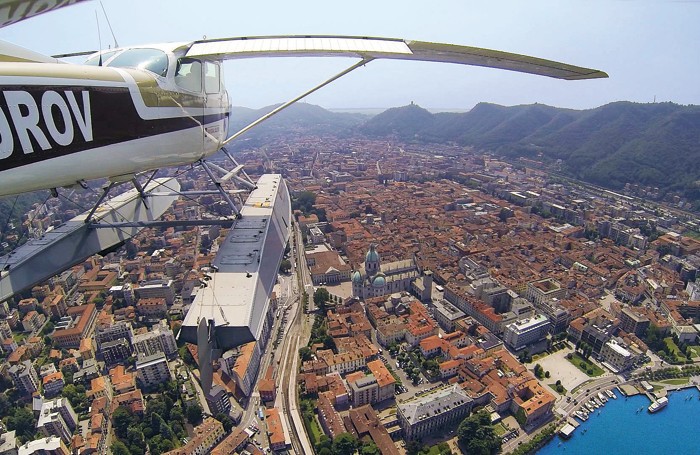 In volo con l’idrovolante sopra Como
