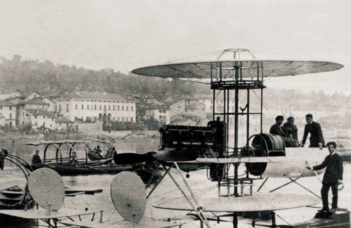 1921 - l’idrovolante dell’ingegner Somalvico durante le prove di galleggiamento sul lago di Como