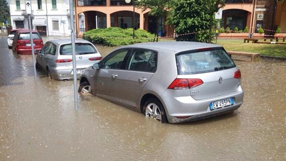 Tensione per l’allerta meteo Vighizzolo rischia altri disastri «Auto fuori dai box interrati» Tensione per l’allerta meteo Vighizzolo rischia altri disastri «Auto fuori dai box interrati»