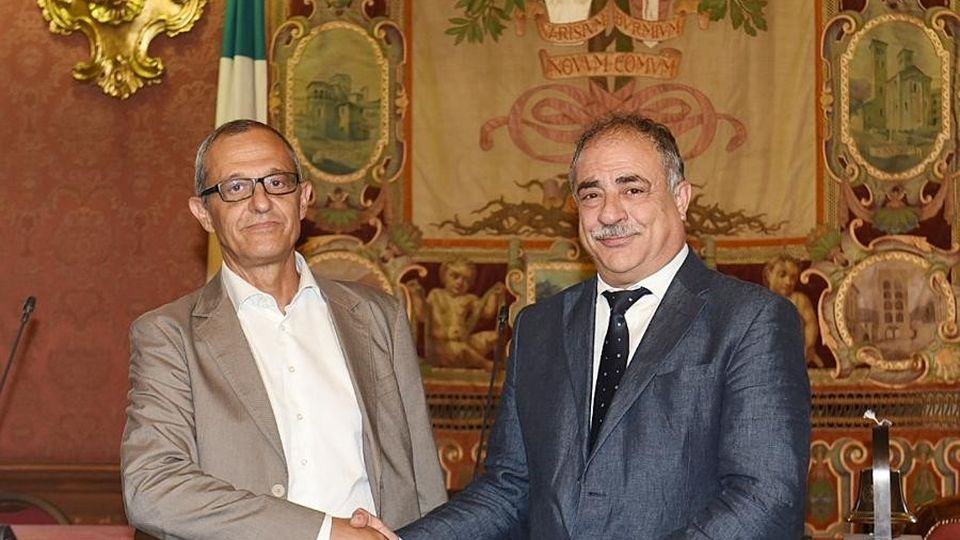Sindaco, da Lucini a Landriscina La stretta di mano in Comune Sindaco, da Lucini a Landriscina La stretta di mano in Comune