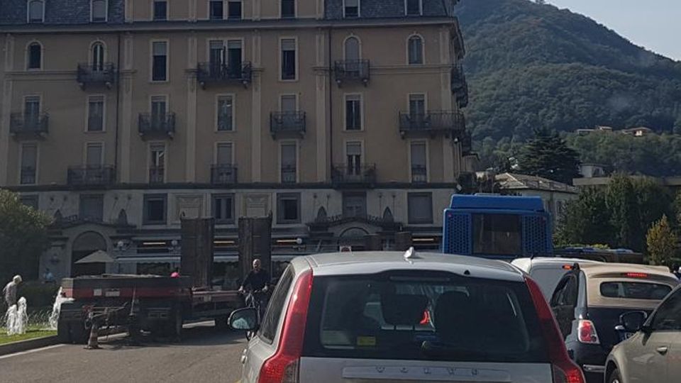 Lavori sul lungolago Tutti in coda Lavori sul lungolago Tutti in coda