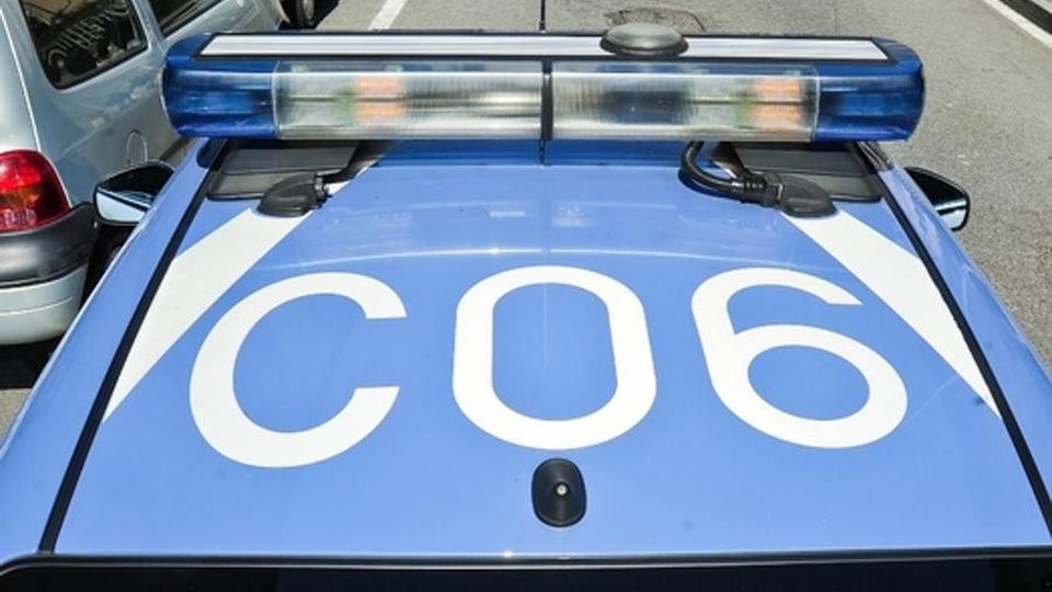 Sale sul tetto e minaccia di gettarsi I poliziotti lo convincono a rinunciare Sale sul tetto e minaccia di gettarsi I poliziotti lo convincono a rinunciare