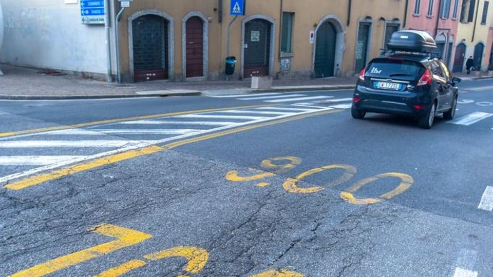 Via Milano e il traffico da sinistra a destra Via Milano e il traffico da sinistra a destra