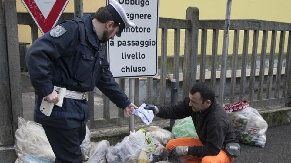 Vigili detective rovistano nei sacchi Lomazzo, multe per i rifiuti abbandonati Vigili detective rovistano nei sacchi Lomazzo, multe per i rifiuti abbandonati