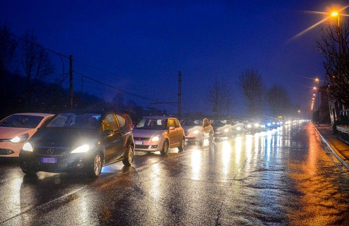 Como via Napoleona incidente stradale, traffico e macchine in colonna Como via Napoleona incidente stradale, traffico e macchine in colonna