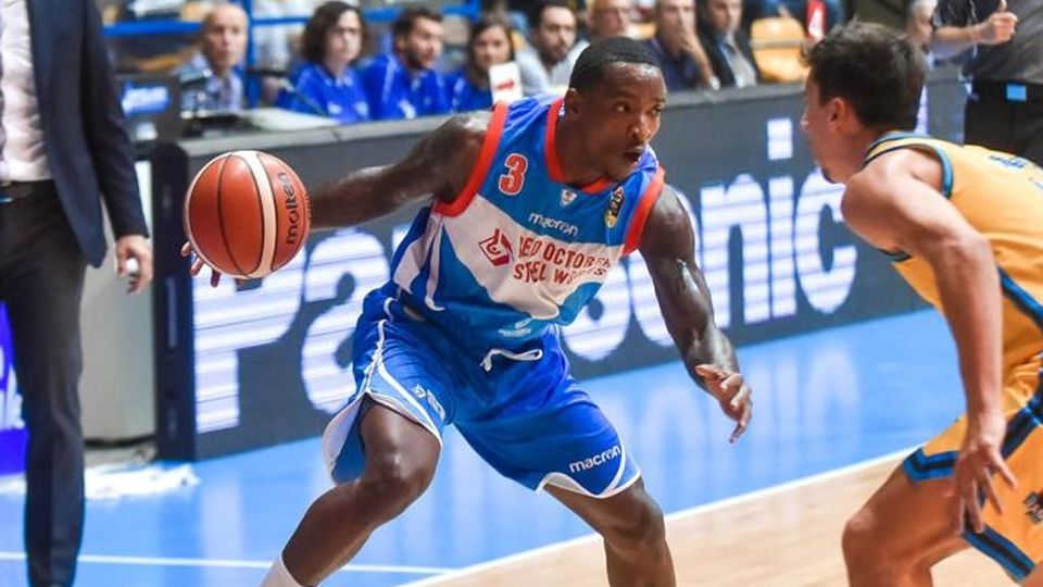 Cantù segna 100 punti Ma a vincere è Cremona Cantù segna 100 punti Ma a vincere è Cremona