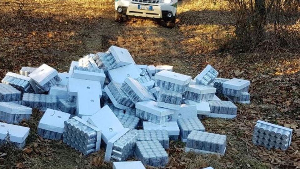 Buttano 4mila lattine di bibite nel bosco Con le telecamere si cerca l’inquinatore Buttano 4mila lattine di bibite nel bosco Con le telecamere si cerca l’inquinatore
