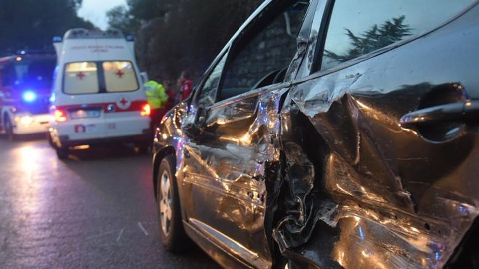 Scontro frontale a Lora Due feriti, traffico bloccato Scontro frontale a Lora Due feriti, traffico bloccato