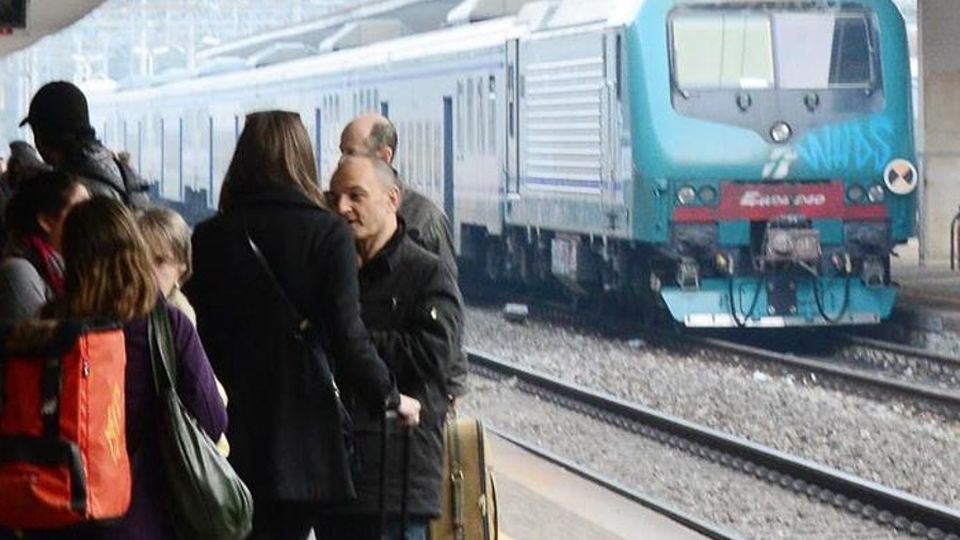 Trenord, ormai è una disfatta Decimo mese con ritardi gravi Trenord, ormai è una disfatta Decimo mese con ritardi gravi