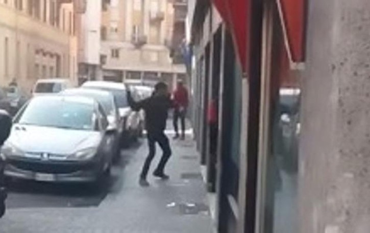 Via Anzani, non c’è pace In un video nuove violenze