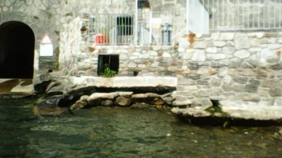 Il lago si abbassa «I blocchi di cemento finiscono in acqua» Il lago si abbassa «I blocchi di cemento finiscono in acqua»