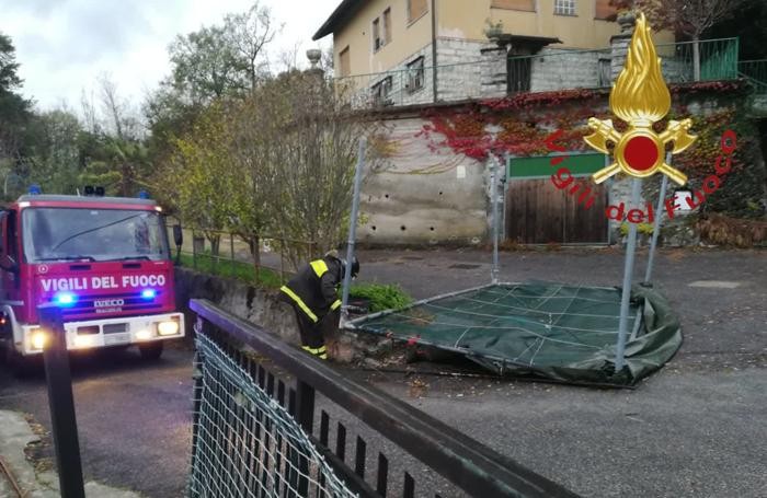 I pompieri in via Paolo Diacono a Como per una pensilina pericolante
