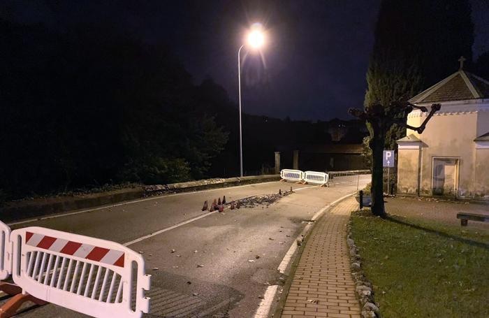 Via XI Febbraio a Ponte Lambro resta chiusa al traffico per uno smottamento proprio in mezzo alla carreggiata