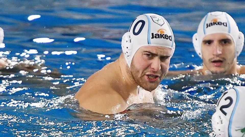 Como Nuoto va ko ma esce a testa alta Como Nuoto va ko ma esce a testa alta