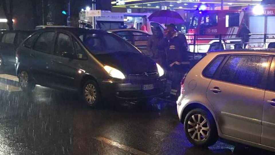 Tre auto si scontrano in via Castelnuovo Tre auto si scontrano in via Castelnuovo