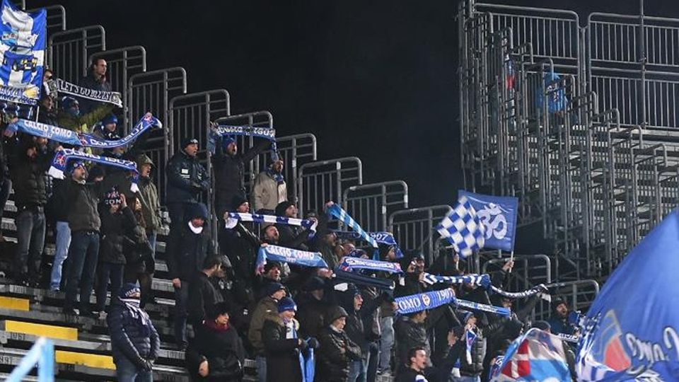 È la giornata degli auguri Squadra in piazza con i tifosi È la giornata degli auguri Squadra in piazza con i tifosi